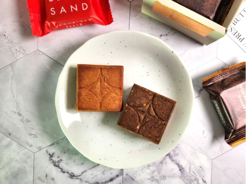日本必買伴手禮∣台灣門市也可買到甜點藝術品PRESS BUTTER SAND焦糖奶油夾心餅乾，巧克力與草莓口味精緻高雅