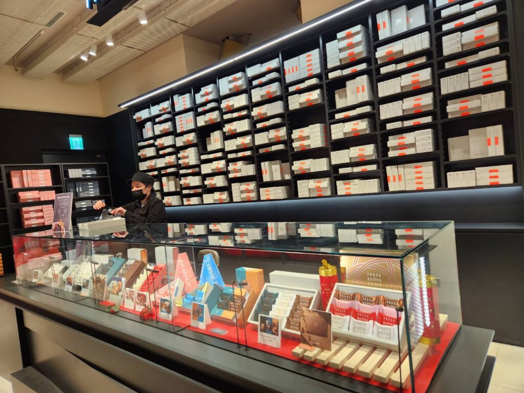 日本必買伴手禮∣台灣門市也可買到甜點藝術品PRESS BUTTER SAND焦糖奶油夾心餅乾，巧克力與草莓口味精緻高雅