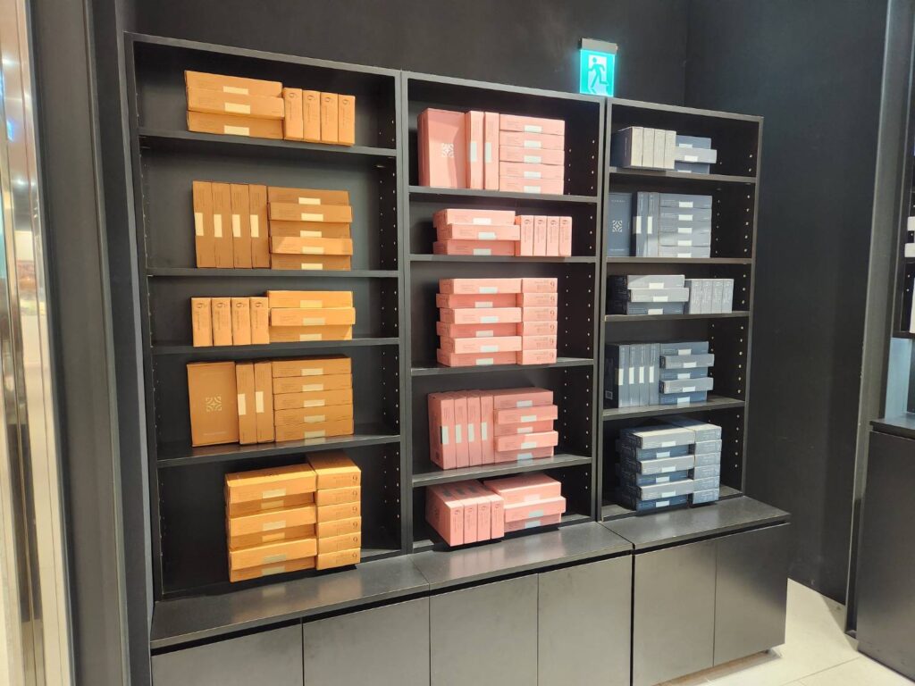 日本必買伴手禮∣台灣門市也可買到甜點藝術品PRESS BUTTER SAND焦糖奶油夾心餅乾，巧克力與草莓口味精緻高雅