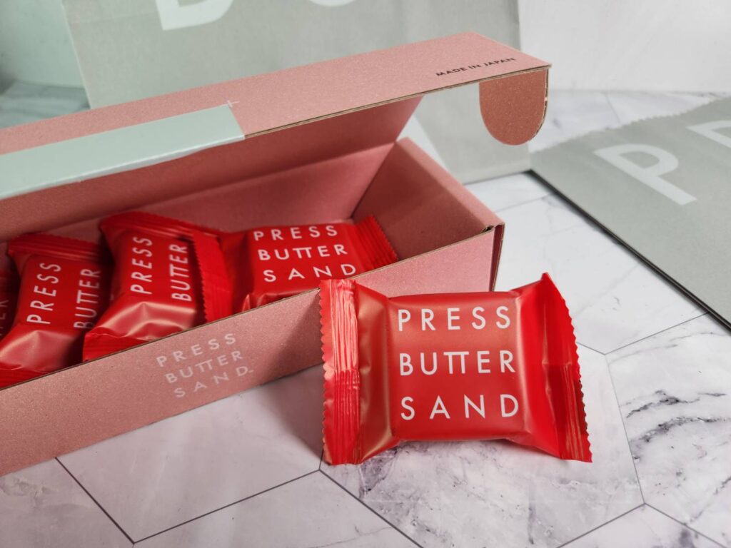 日本必買伴手禮∣台灣門市也可買到甜點藝術品PRESS BUTTER SAND焦糖奶油夾心餅乾，巧克力與草莓口味精緻高雅