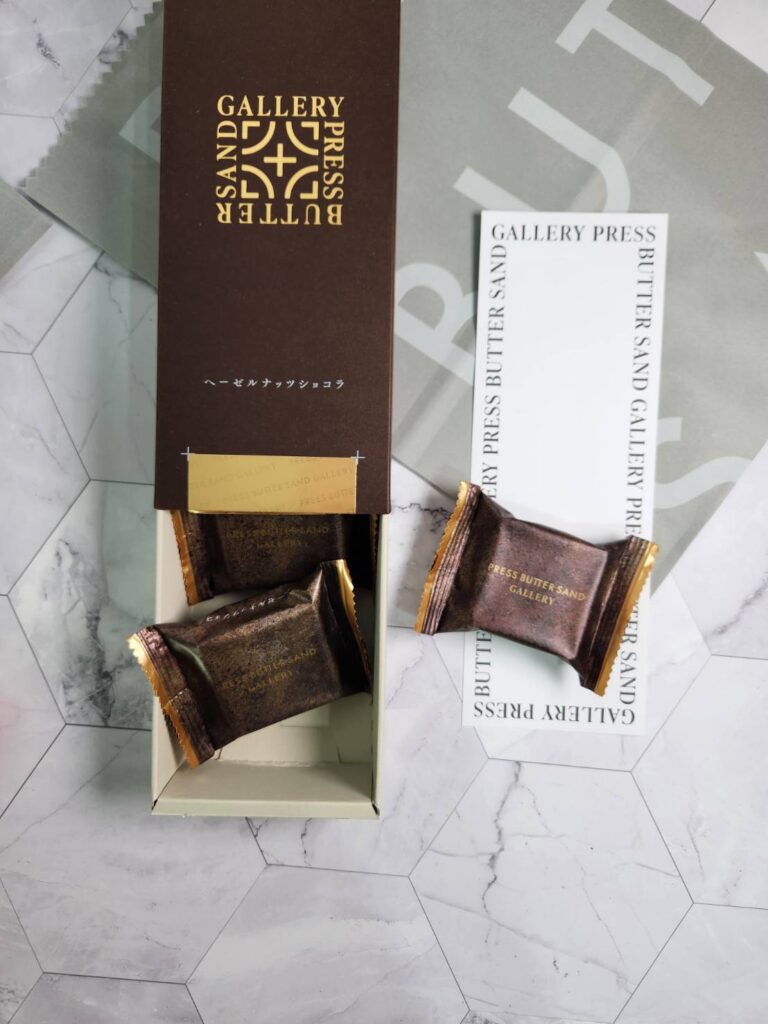 日本必買伴手禮∣台灣門市也可買到甜點藝術品PRESS BUTTER SAND焦糖奶油夾心餅乾，巧克力與草莓口味精緻高雅